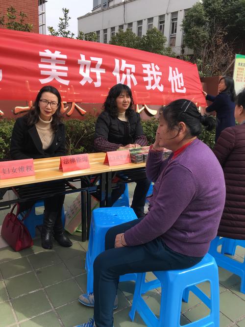 尧新社区开展广场法律咨询宣传活动